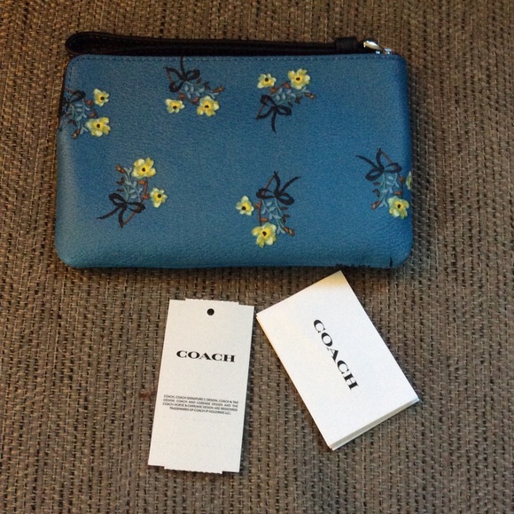 Authentic Coach Flower and Bow Corner Zip Wristlet - Picture 4 of 4